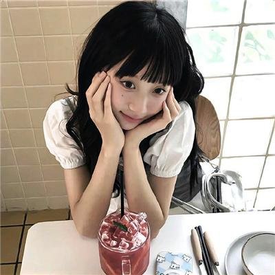 落在她身边